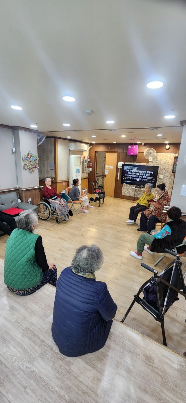 하양재가장기요양기관 활동 - 어르신들이 TV를 보며 함께하는 시간